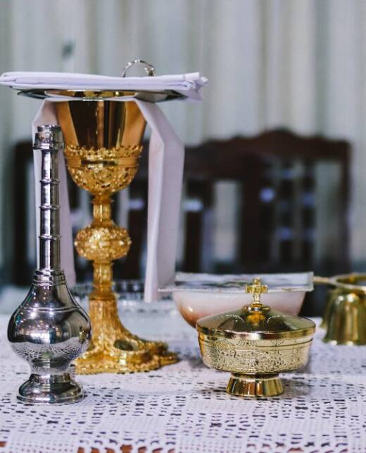 vecteezy_wedding-table-with-silver-and-gold-candlesticks-and_30912988